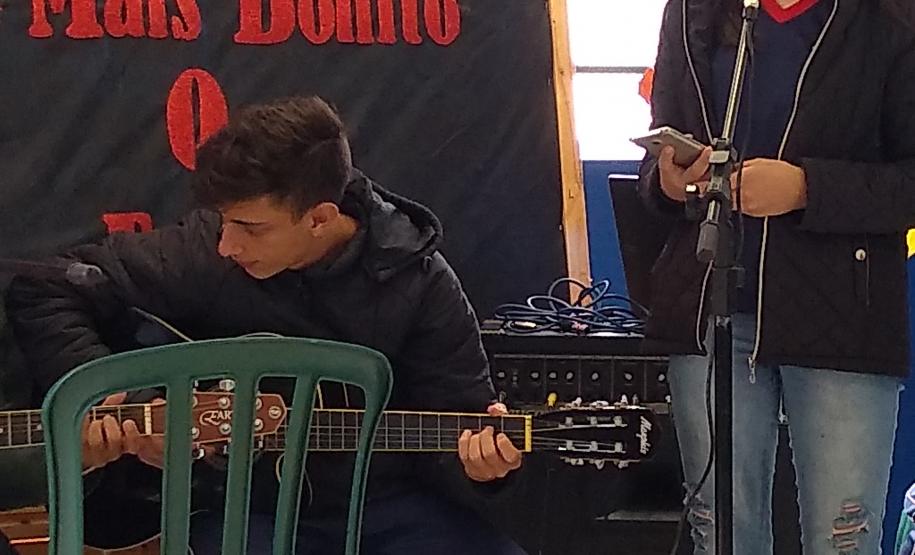 Colégio Estadual Profª Izabel rende homenagem às mães