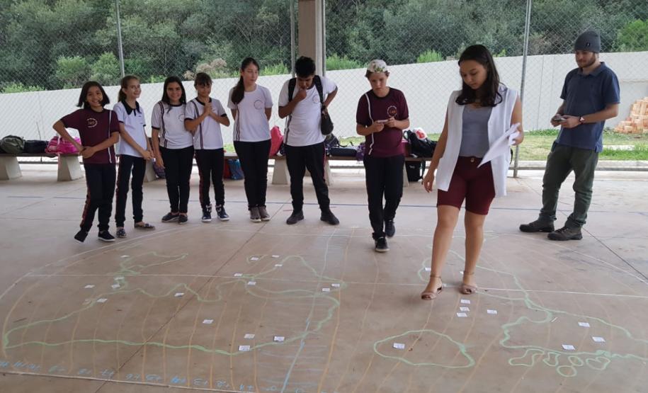 Alunos do Colégio Estadual Leni Marlene Jacob aprendem na prática “fusos horários”.