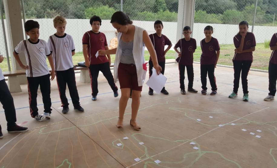 Alunos do Colégio Estadual Leni Marlene Jacob aprendem na prática “fusos horários”.