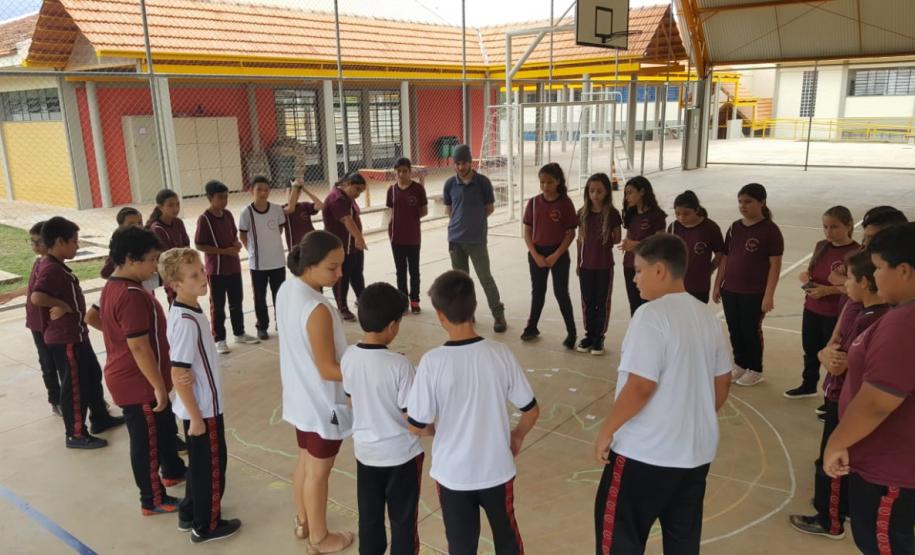 Alunos do Colégio Estadual Leni Marlene Jacob aprendem na prática “fusos horários”.