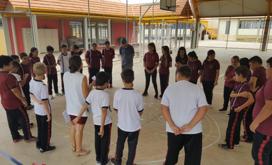 Alunos do Colégio Estadual Leni Marlene Jacob aprendem na prática “fusos horários”.