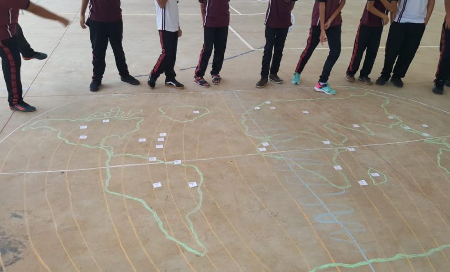 Alunos do Colégio Estadual Leni Marlene Jacob aprendem na prática “fusos horários”.