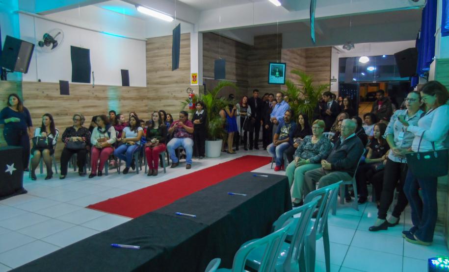 Noite de autógrafos no CEEBJA Guarapuava