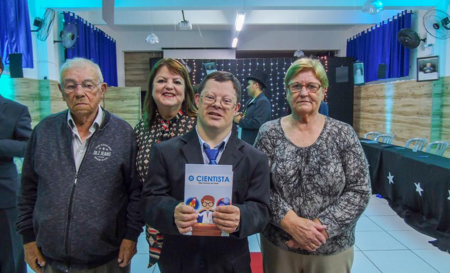 Noite de autógrafos no CEEBJA Guarapuava