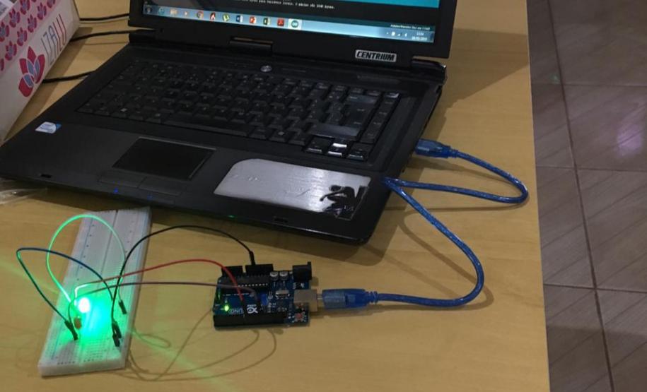 Em parceria com o Projeto Ciência, Tecnologia e Inovação da UNICENTRO, sob orientação do Professor Dr. Ricardo Yoshimitsu Miyahara e apoio da Professora Ms. Katia Santos, os bolsistas do projeto irão dar formação de Arduino aos professores da rede estadual de ensino.