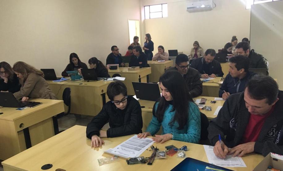 Em parceria com o Projeto Ciência, Tecnologia e Inovação da UNICENTRO, sob orientação do Professor Dr. Ricardo Yoshimitsu Miyahara e apoio da Professora Ms. Katia Santos, os bolsistas do projeto irão dar formação de Arduino aos professores da rede estadual de ensino.