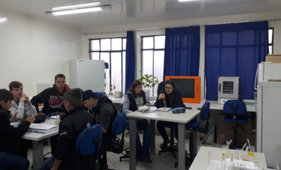 Aula prática sobre a atividade de enzimas proteolíticas extraídas de frutos.