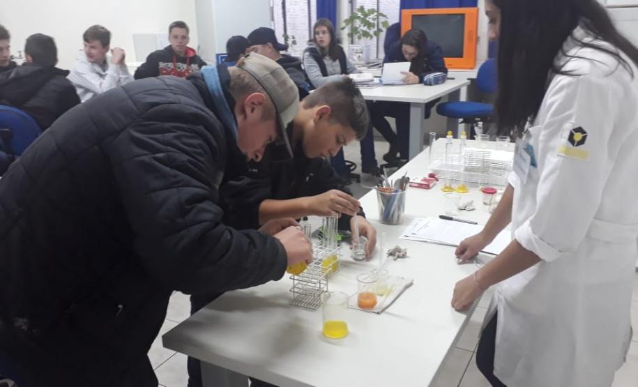 Aula prática sobre a atividade de enzimas proteolíticas extraídas de frutos.