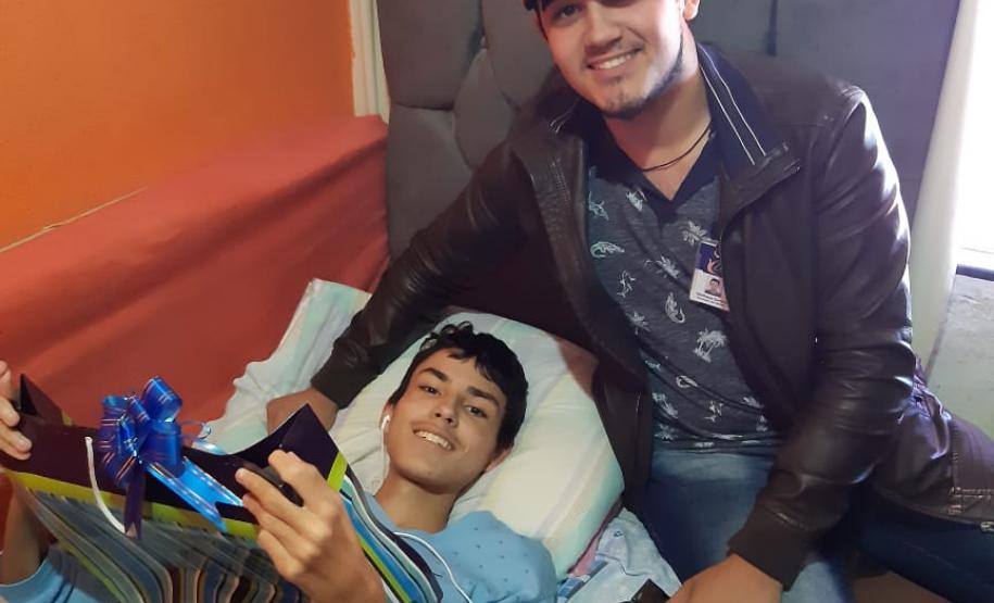 Jovem recebe doação de notebook do Colégio Est. Ana Vanda Bassara