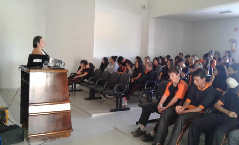 Palestra Prevenção e Cuidados com o Meio Ambiente no Colégio Est. de Segredo