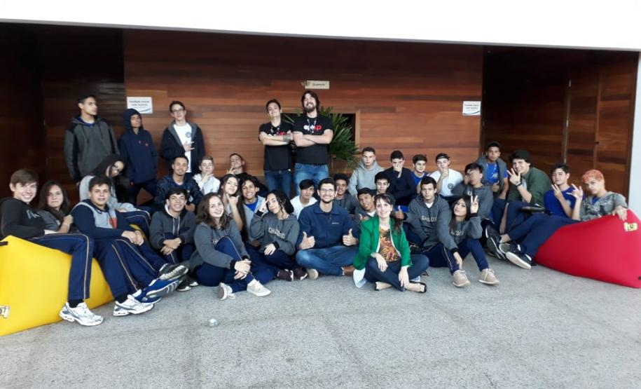 Visita dos alunos do Curso Técnico de Informática do Col. Est. Carneiro Martins à Mostra Tecnologia da Escola Optimus.