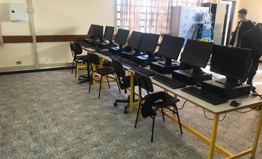 Alunos do curso Técnico em Informática do Colégio Estadual Ana Vanda Bassara, reestruturam Laboratório de Informática.