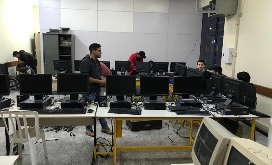 Alunos do curso Técnico em Informática do Colégio Estadual Ana Vanda Bassara, reestruturam Laboratório de Informática.