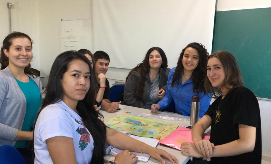 Alunos do Centro Estadual de Educação Arlindo Ribeiro participam de Atividades Lúdicas.