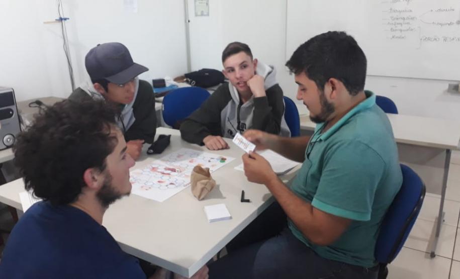 Alunos do Centro Estadual de Educação Arlindo Ribeiro participam de Atividades Lúdicas.