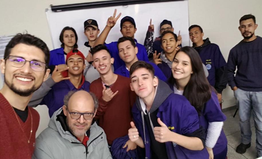 Alunos do curso Técnico em Eletromecânica do Colégio Estadual Francisco Carneiro Martins visitam o Centro Universitário Campo Real
