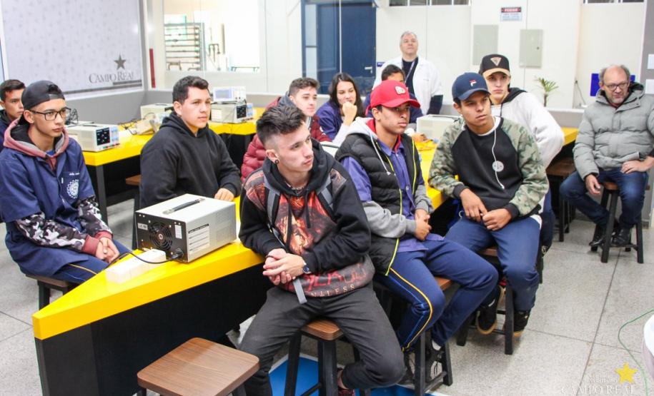 Alunos do curso Técnico em Eletromecânica do Colégio Estadual Francisco Carneiro Martins visitam o Centro Universitário Campo Real