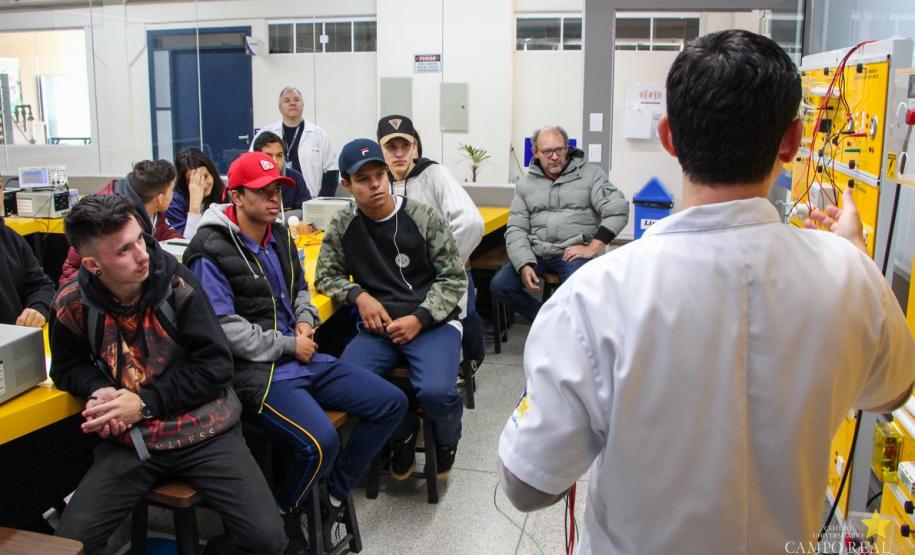 Alunos do curso Técnico em Eletromecânica do Colégio Estadual Francisco Carneiro Martins visitam o Centro Universitário Campo Real