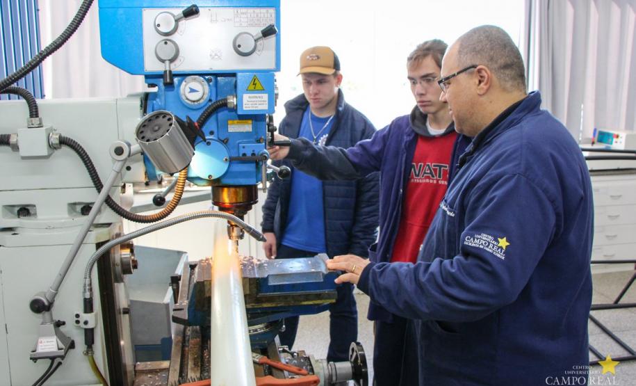 Alunos do curso Técnico em Eletromecânica do Colégio Estadual Francisco Carneiro Martins visitam o Centro Universitário Campo Real