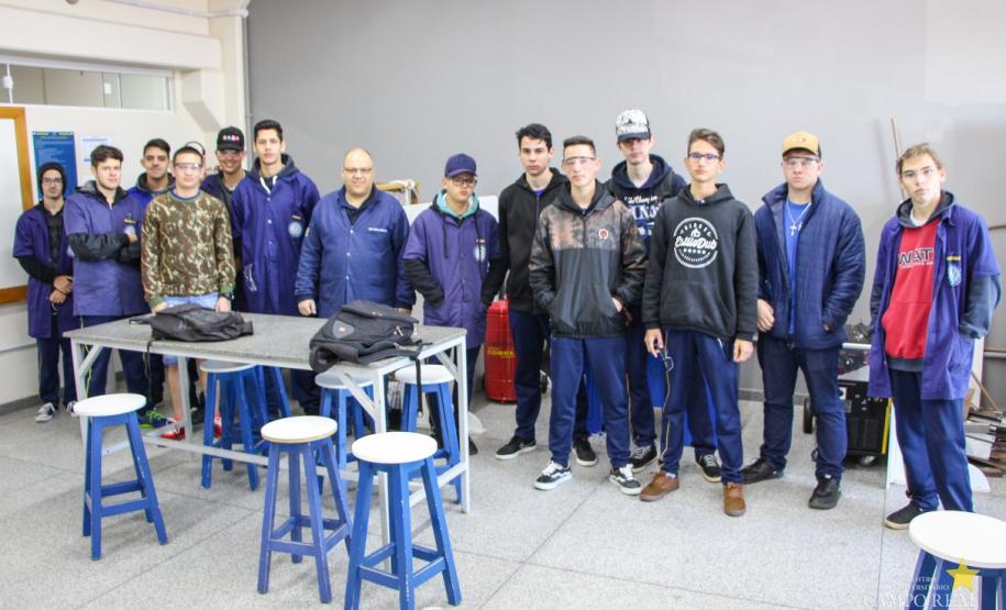 Alunos do curso Técnico em Eletromecânica do Colégio Estadual Francisco Carneiro Martins visitam o Centro Universitário Campo Real