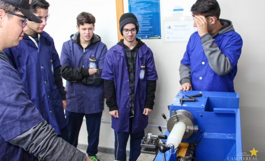 Alunos do curso Técnico em Eletromecânica do Colégio Estadual Francisco Carneiro Martins visitam o Centro Universitário Campo Real