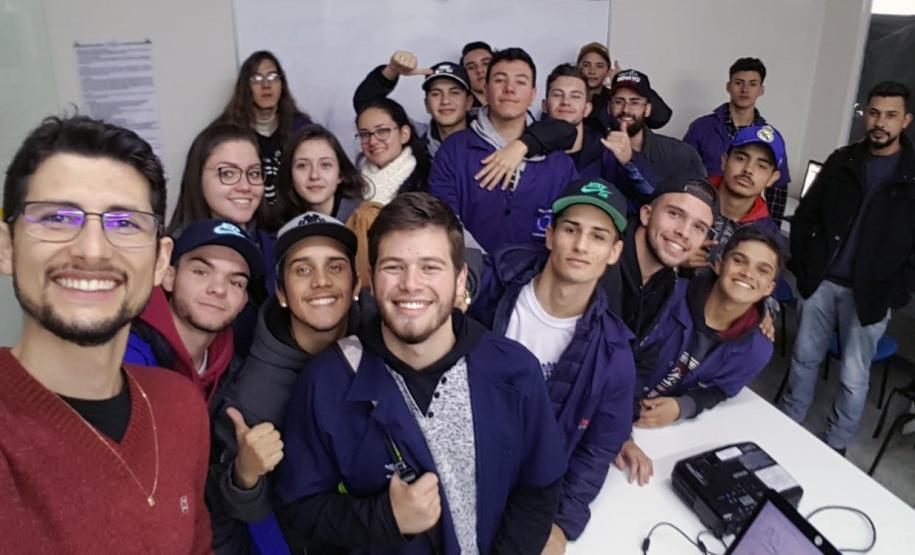 Alunos do curso Técnico em Eletromecânica do Colégio Estadual Francisco Carneiro Martins visitam o Centro Universitário Campo Real