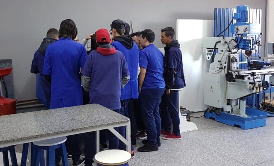 Alunos do curso Técnico em Eletromecânica do Colégio Estadual Francisco Carneiro Martins visitam o Centro Universitário Campo Real