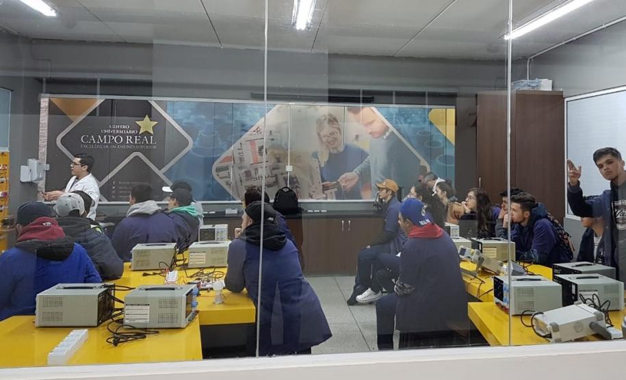 Alunos do curso Técnico em Eletromecânica do Colégio Estadual Francisco Carneiro Martins visitam o Centro Universitário Campo Real