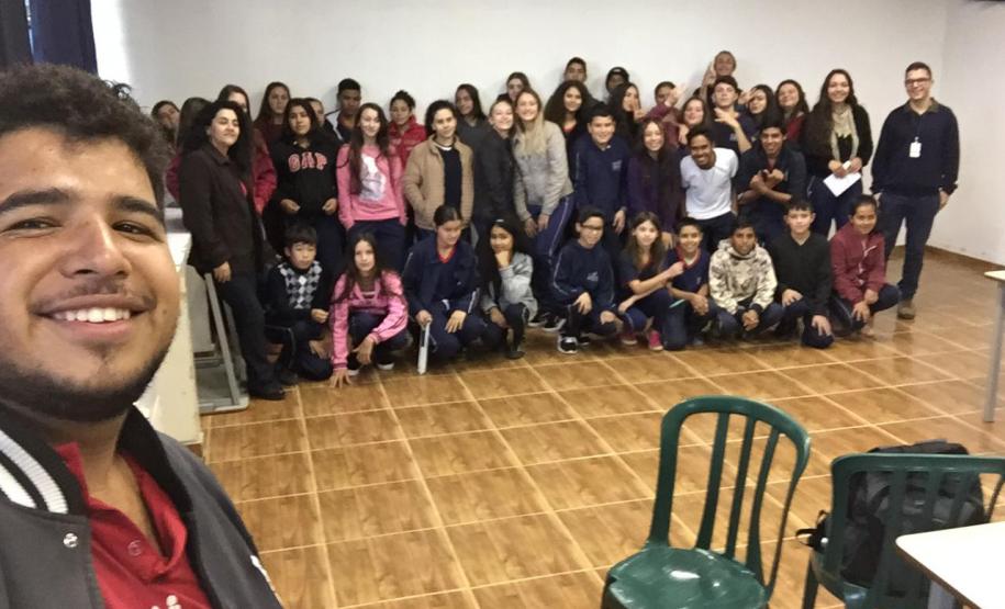 Alunos do Colégio Estadual Professora Izabel F. Siqueira e do Colégio Estadual Engenheiro Michel Reydams participam de palestra com equipe do Núcleo Regional de Educação