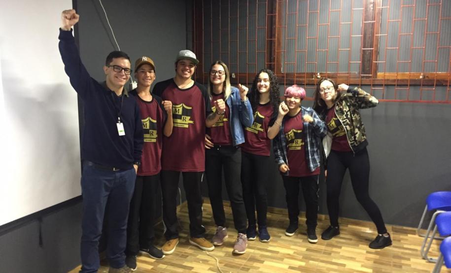 Alunos do Colégio Estadual Professora Izabel F. Siqueira e do Colégio Estadual Engenheiro Michel Reydams participam de palestra com equipe do Núcleo Regional de Educação