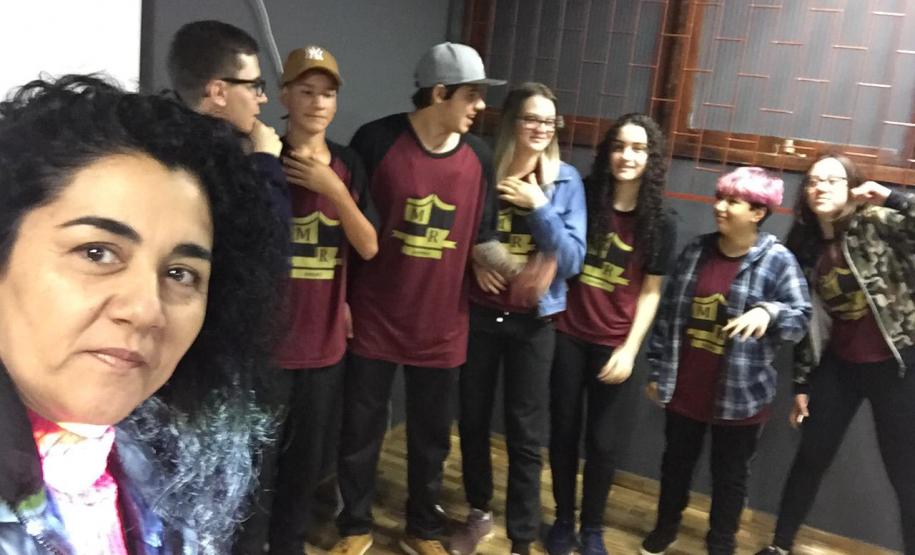 Alunos do Colégio Estadual Professora Izabel F. Siqueira e do Colégio Estadual Engenheiro Michel Reydams participam de palestra com equipe do Núcleo Regional de Educação