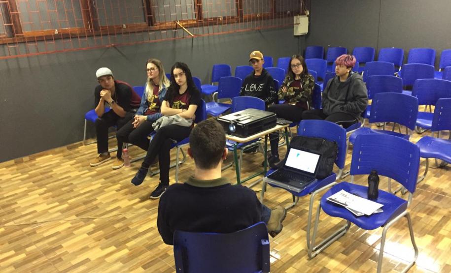 Alunos do Colégio Estadual Professora Izabel F. Siqueira e do Colégio Estadual Engenheiro Michel Reydams participam de palestra com equipe do Núcleo Regional de Educação