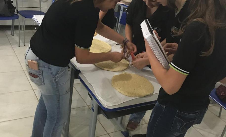 Alunos do Colégio Estadual Joanna Lechiw Thomé realizam Atividade Prática com base nos descritores da Prova Paraná.