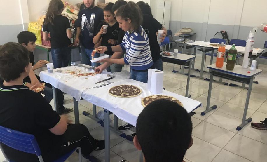 Alunos do Colégio Estadual Joanna Lechiw Thomé realizam Atividade Prática com base nos descritores da Prova Paraná.