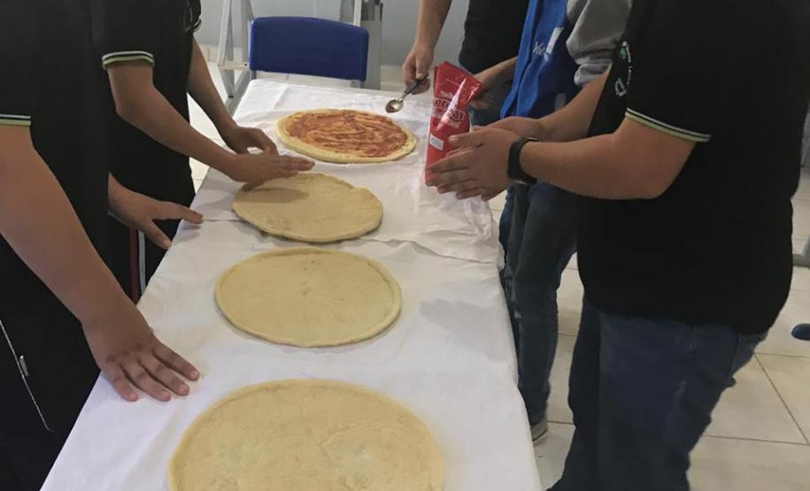 Alunos do Colégio Estadual Joanna Lechiw Thomé realizam Atividade Prática com base nos descritores da Prova Paraná.