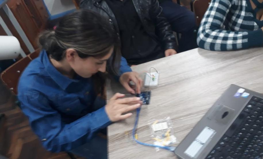 Alunos do CEEBJA Guarapuava realizam aula prática com utilização do Arduíno.