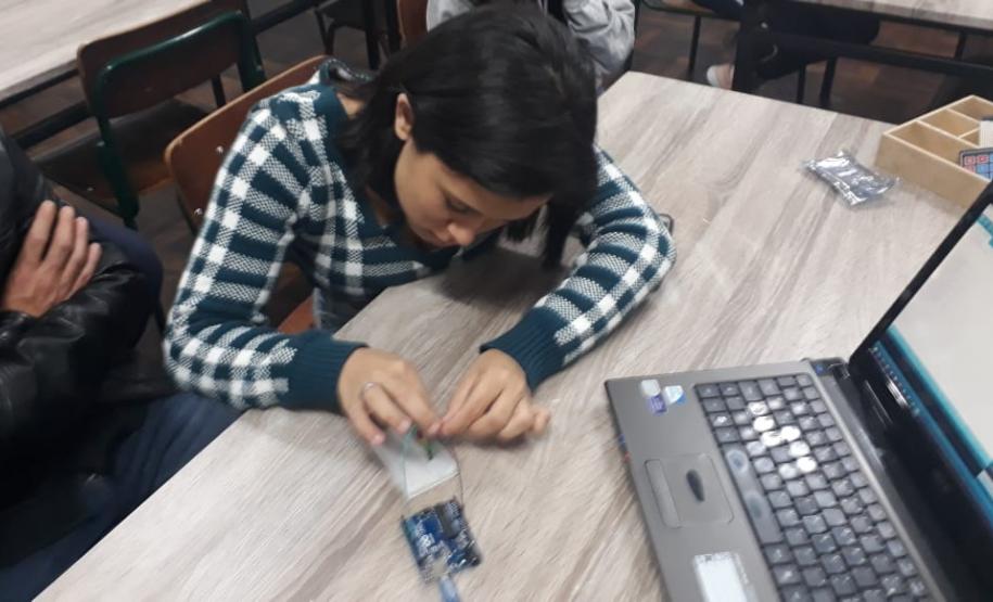 Alunos do CEEBJA Guarapuava realizam aula prática com utilização do Arduíno.
