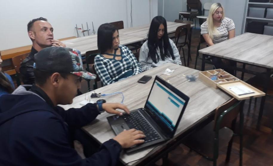 Alunos do CEEBJA Guarapuava realizam aula prática com utilização do Arduíno.
