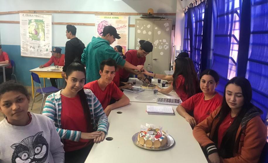 O lúdico fazendo parte das práticas em Biologia: atividade de construção de células comestíveis.