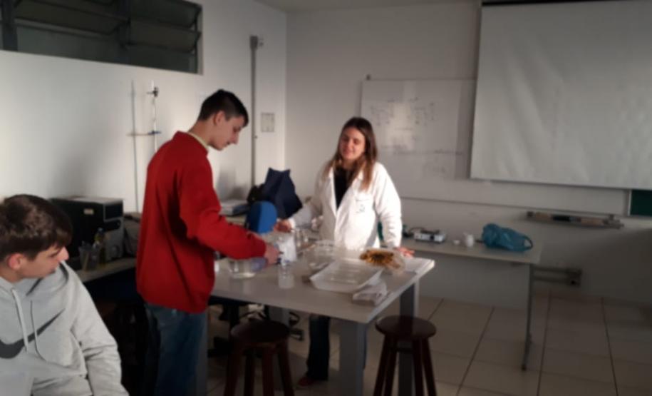 Alunos da 1ª Série, do Colégio Est. de Ed. Profissional Arlindo Ribeiro (Agrícola), em aula laboratorial sobre a estrutura e função dos ácidos nucléicos.