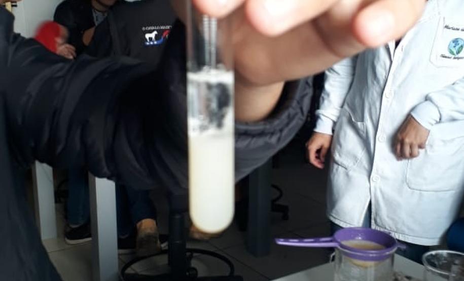 Alunos da 1ª Série, do Colégio Est. de Ed. Profissional Arlindo Ribeiro (Agrícola), em aula laboratorial sobre a estrutura e função dos ácidos nucléicos.