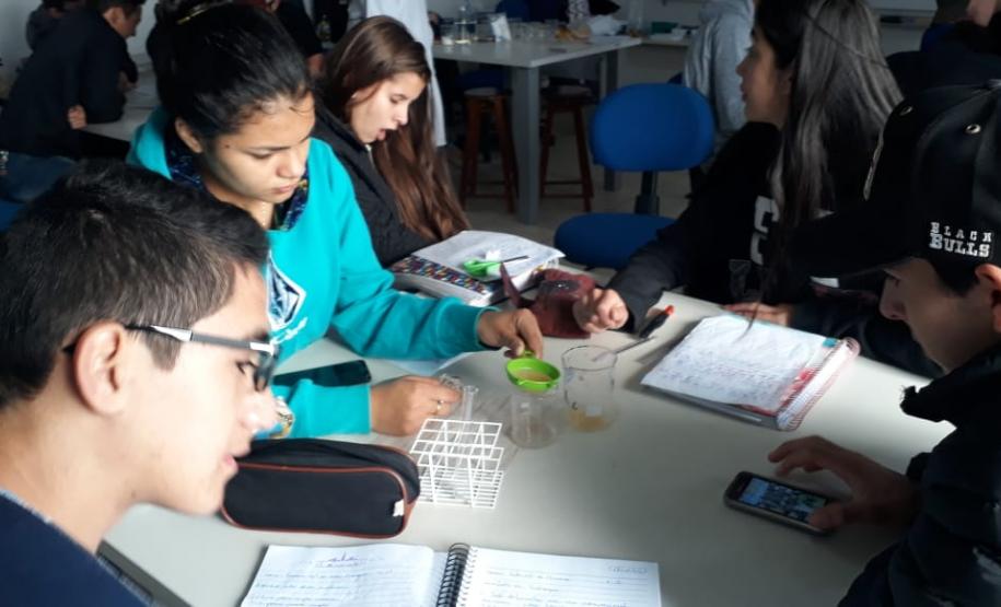Alunos da 1ª Série, do Colégio Est. de Ed. Profissional Arlindo Ribeiro (Agrícola), em aula laboratorial sobre a estrutura e função dos ácidos nucléicos.