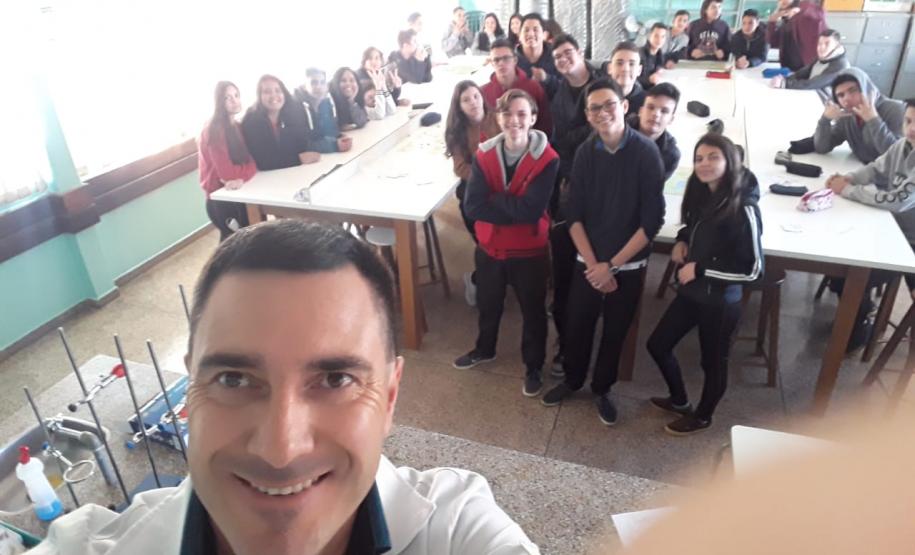 Alunos da 2ª Série, do Colégio Estadual Cristo Rei preparam cultura de leveduras e para observação ao microscópio óptico.