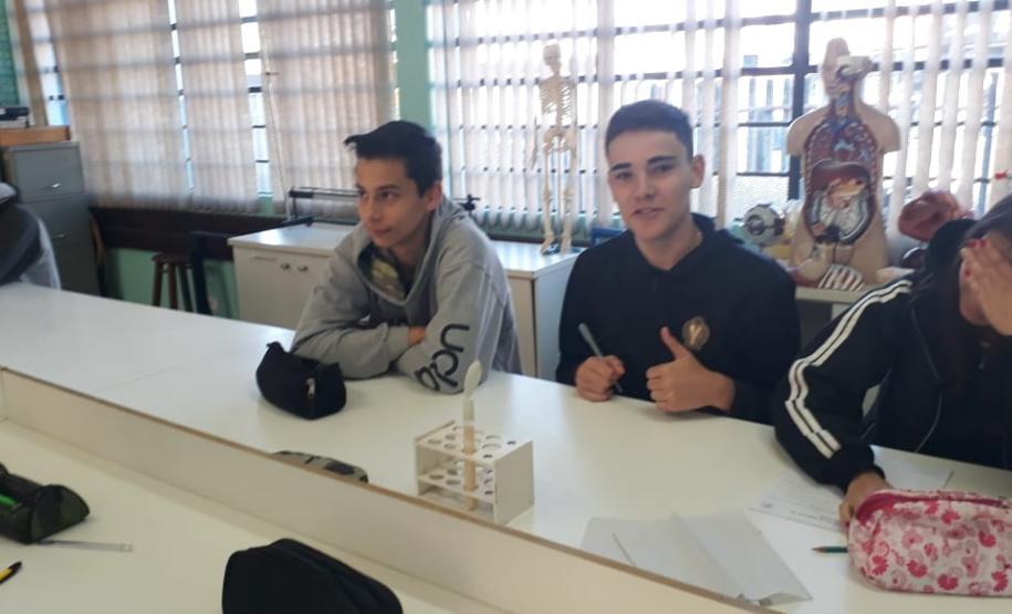 Alunos da 2ª Série, do Colégio Estadual Cristo Rei preparam cultura de leveduras e para observação ao microscópio óptico.