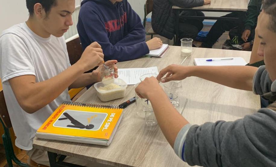 Alunos do CEEBJA Guarapuava em aula prática para comprovar tipos de misturas
