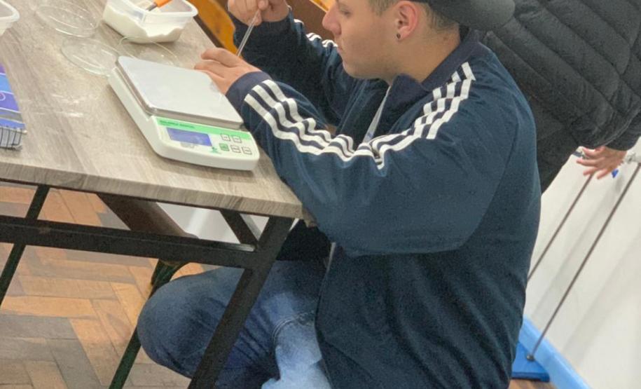 Alunos do CEEBJA Guarapuava em aula prática para comprovar tipos de misturas
