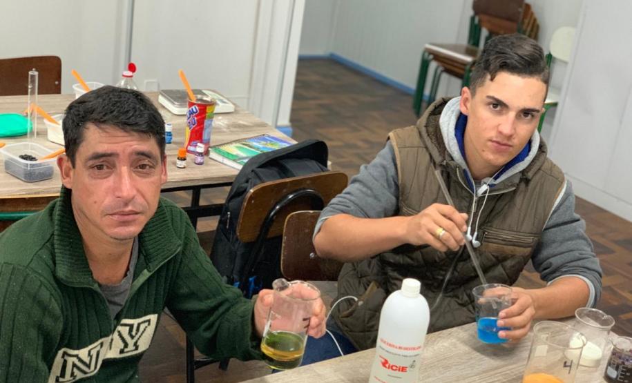 Alunos do CEEBJA Guarapuava em aula prática para comprovar tipos de misturas