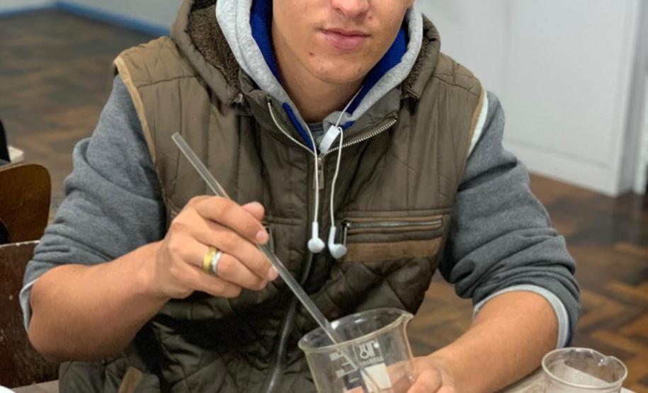 Alunos do CEEBJA Guarapuava em aula prática para comprovar tipos de misturas