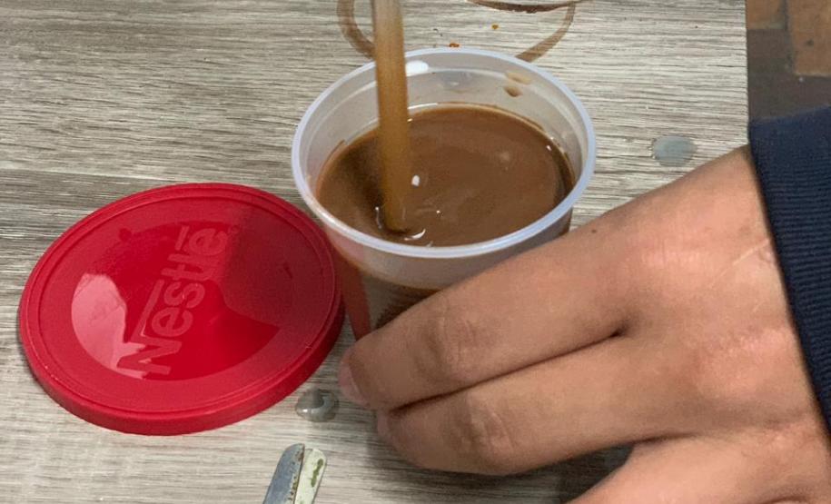 Alunos do CEEBJA Guarapuava em aula prática para comprovar tipos de misturas