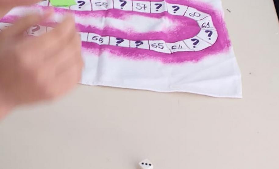 Estudar brincando? Sim, no Colégio Estadual de Segredo, com a Professora Rute, é possível!